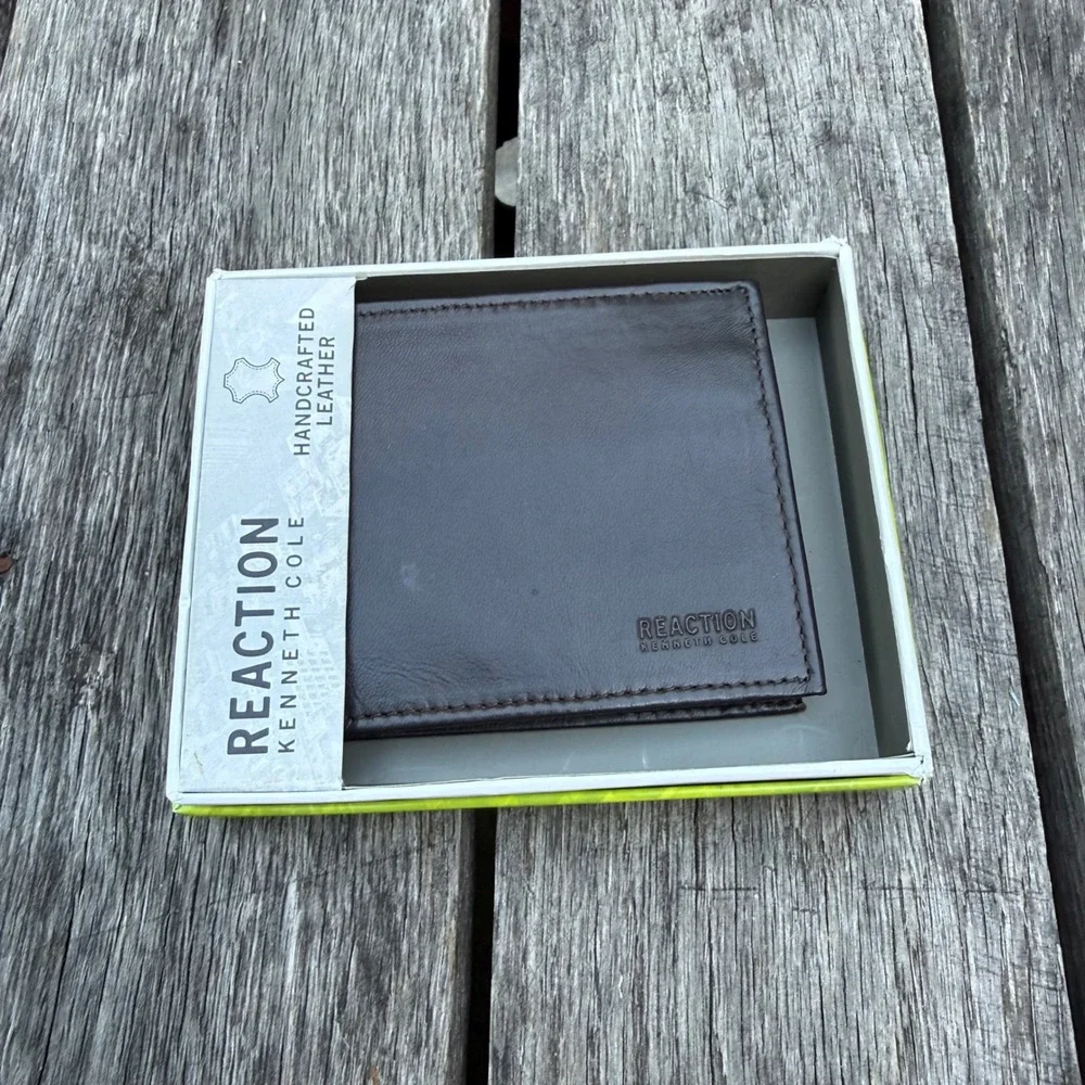 Kenneth Cole Reaction Mens Brown Leather Bifold Wallet with ID Window 31KD220051